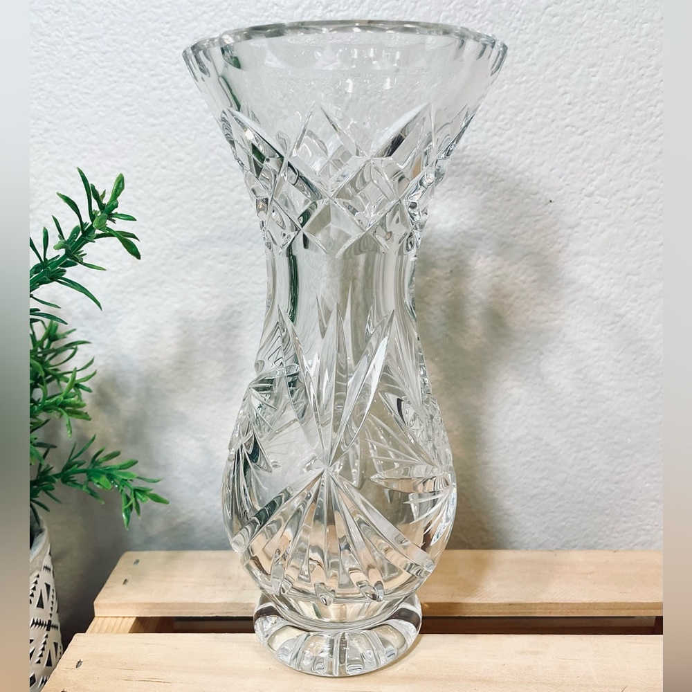 Leaded Crystal Vintage Bohemian Style Vase w 8-Pointed Star & Long Leaves. 7.5”